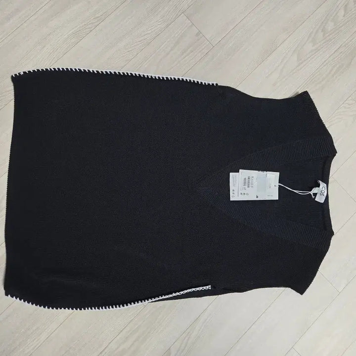 [BUNJANG] COS V-Neck Knit Vest / 새상품) 코스 13만원대  검정색 V넥 니트 조끼