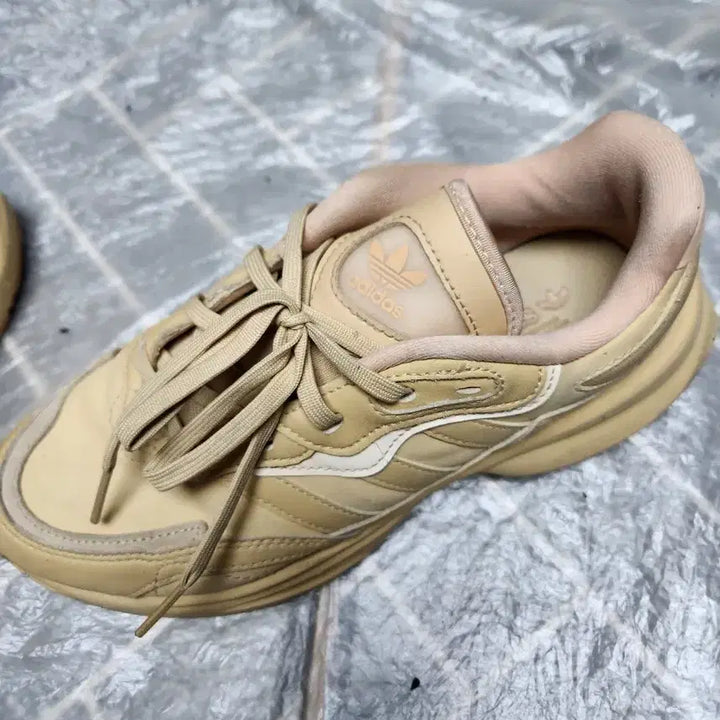 [BUNJANG] Adidas Zentic W Beige Sneakers (235) / 11/아디다스 젠틱 W 베이지 스니커즈 신발 235