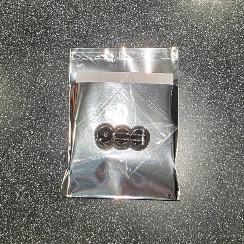 [BUNJANG] BTS Tokyo Dome Concert Limited Edition Badge / BTS 방탄 도쿄돔 콘서트 굿즈 일본 한정 뱃지 투어로고