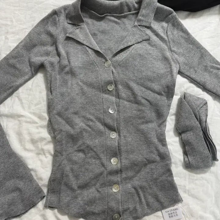 [BUNJANG] V-Neck Buttoned Knit Cardigan Grey / 브이넥 카라 단추 타이 긴팔 니트 가디건 그레이