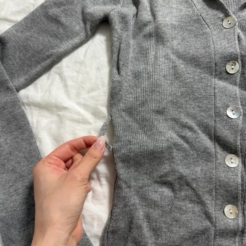 [BUNJANG] V-Neck Buttoned Knit Cardigan Grey / 브이넥 카라 단추 타이 긴팔 니트 가디건 그레이