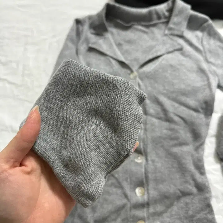 [BUNJANG] V-Neck Buttoned Knit Cardigan Grey / 브이넥 카라 단추 타이 긴팔 니트 가디건 그레이
