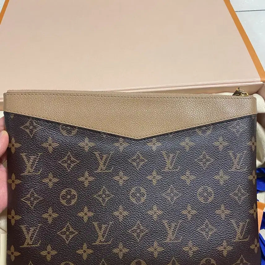 [BUNJANG] Louis Vuitton Daily Pouch Sesame Clutch / 루이비통 클러치 데일리 파우치 세서미