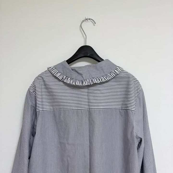 [SOLD OUT] 마쥬 스트라이프 프릴 블라우스