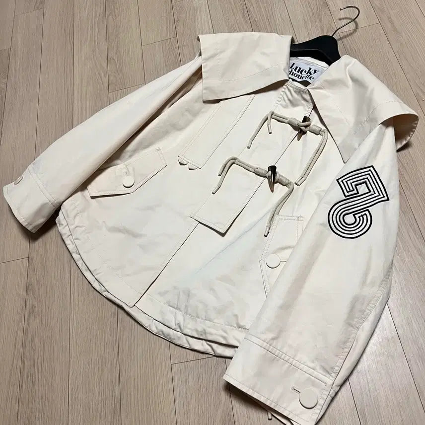 [BUNJANG] Lucky Chouette Han So Hee Sailor Collar Half Trench Jacket / 22년 럭키슈에뜨 한소희 세일러 카라 하프 트렌치자켓 바스락떡볶이코트점퍼