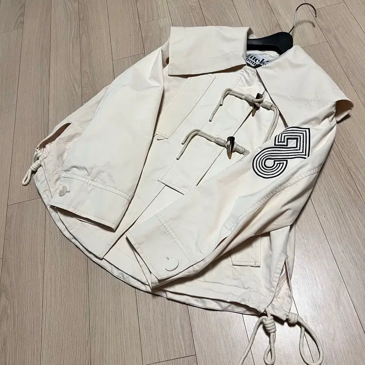[BUNJANG] Lucky Chouette Han So Hee Sailor Collar Half Trench Jacket / 22년 럭키슈에뜨 한소희 세일러 카라 하프 트렌치자켓 바스락떡볶이코트점퍼