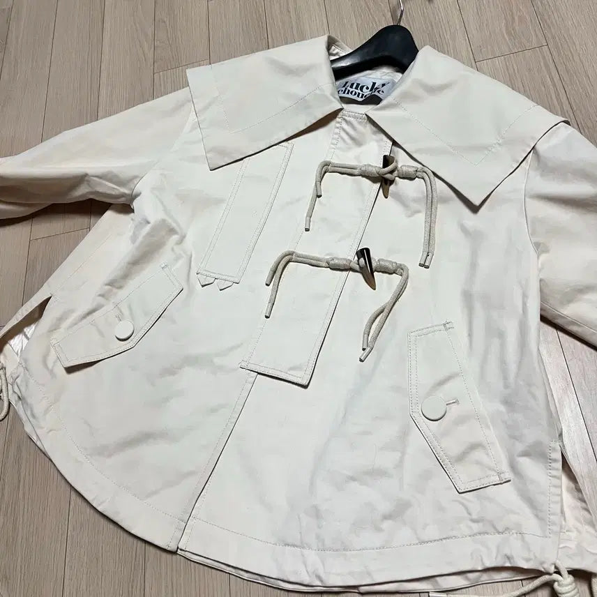 [BUNJANG] Lucky Chouette Han So Hee Sailor Collar Half Trench Jacket / 22년 럭키슈에뜨 한소희 세일러 카라 하프 트렌치자켓 바스락떡볶이코트점퍼