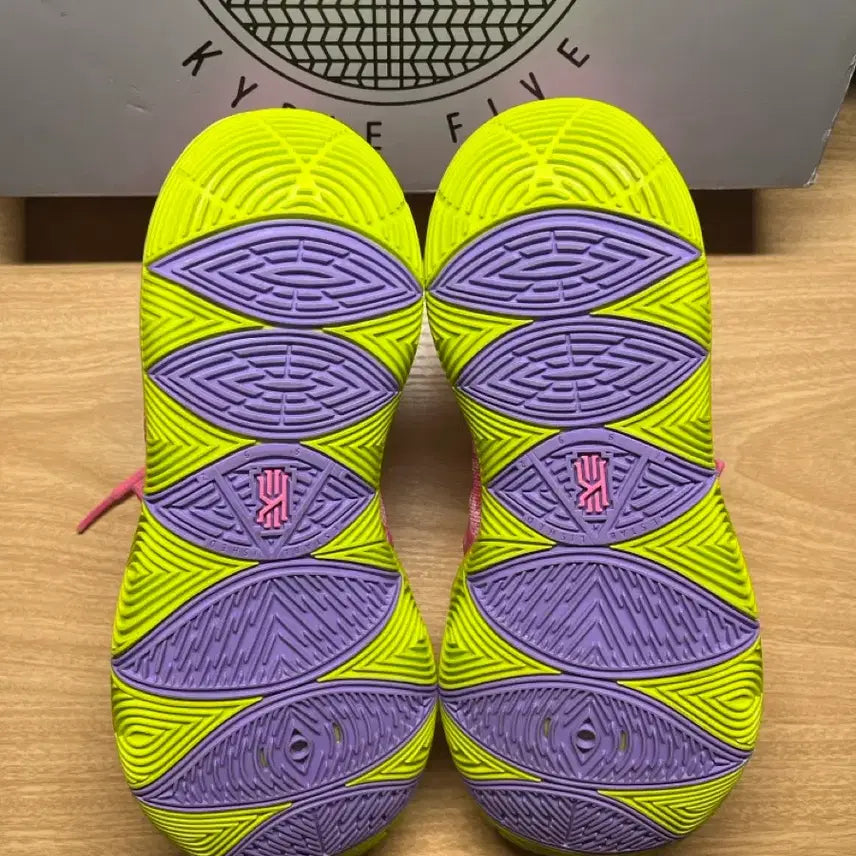 [BUNJANG] Nike Kyrie 5 EP Spongebob Collaboration Sneakers / 나이키 카이리5 EP 뚱이 콜라보 250