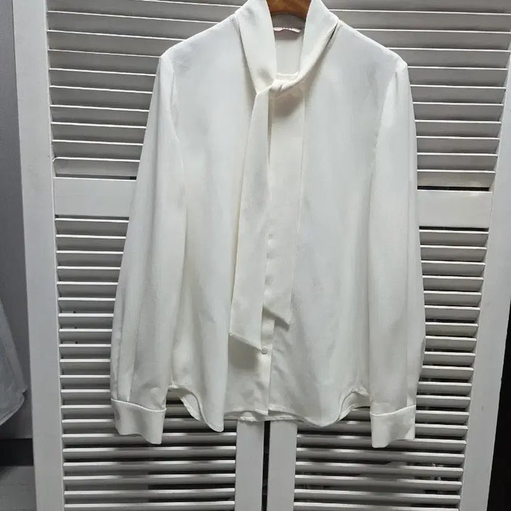 [SOLD OUT] 리스트 LIST  타이넥 블라우스
