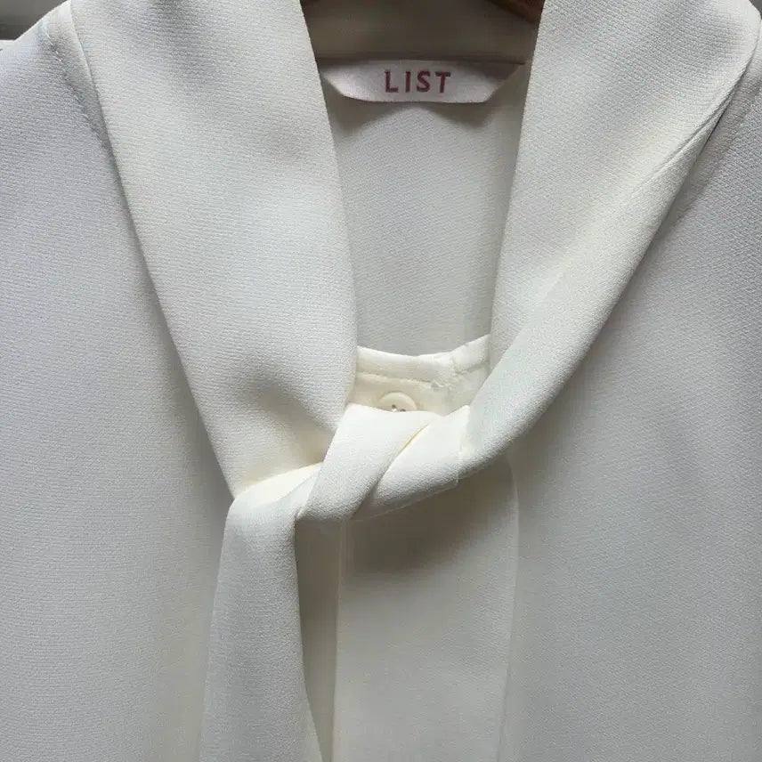 [SOLD OUT] 리스트 LIST  타이넥 블라우스
