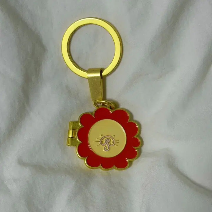 [BUNJANG] IU 4th Generation 13th Anniversary Handwritten Lion Keyring / [케이스x] 아이유 4기 13주년 사자 손글씨 키링