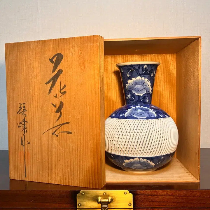 [BUNJANG] Arita Celadon Porcelain Peony Lattice Vase / (일본 전통 도자기) 청화 백자 모란문 격자 투각
