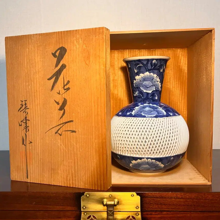 [BUNJANG] Arita Celadon Porcelain Peony Lattice Vase / (일본 전통 도자기) 청화 백자 모란문 격자 투각