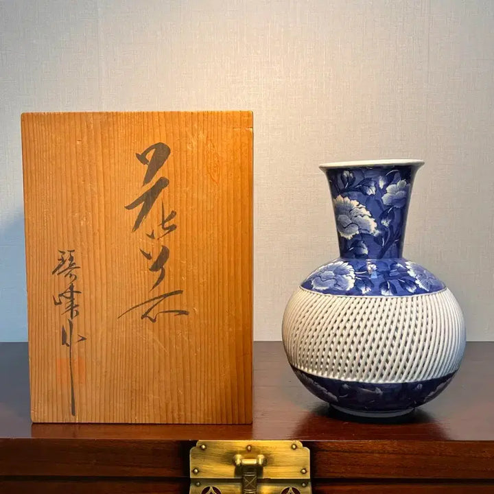 [BUNJANG] Arita Celadon Porcelain Peony Lattice Vase / (일본 전통 도자기) 청화 백자 모란문 격자 투각