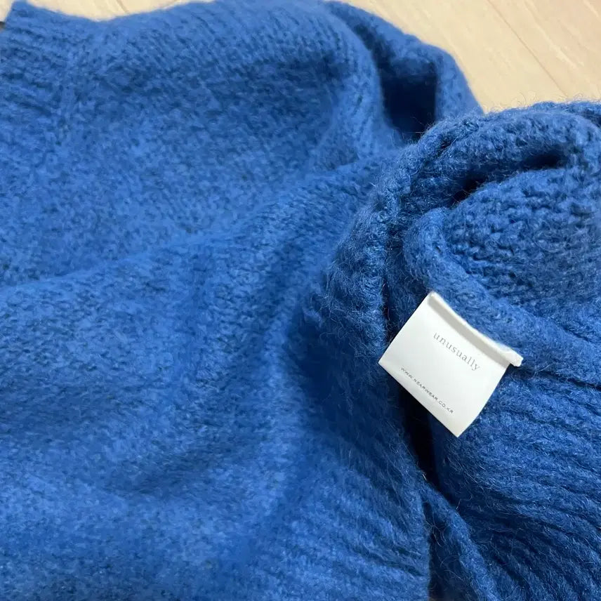 [BUNJANG] Unusually Boucle Crop Knit Sweater / 니어웨어 언유즈얼리 부클 크롭 니트 블루파랑파란색 라운드넥 스웨터 티셔츠