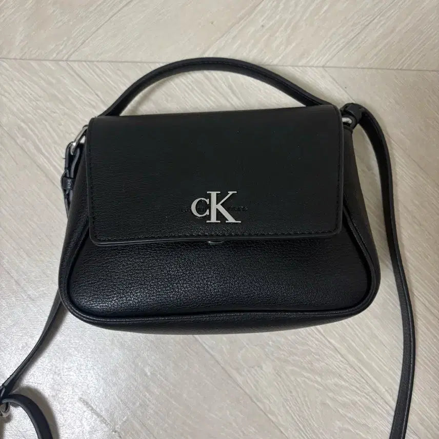 [BUNJANG] Calvin Klein CK Logo Crossbody Bag / 캘빈클라인 CK 로고 크로스백