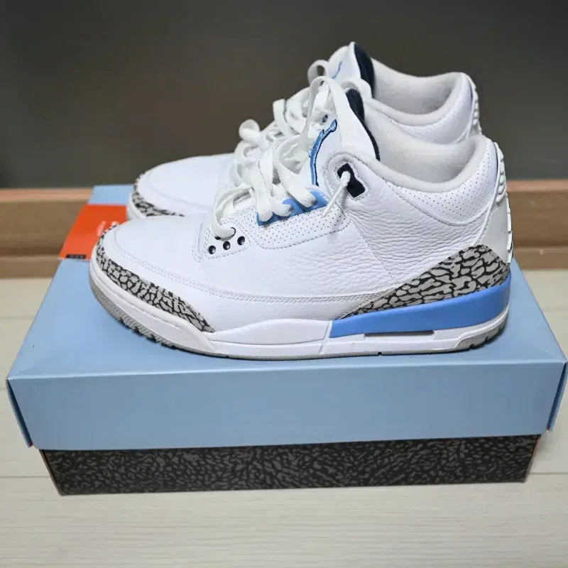 [BUNJANG] Nike Air Jordan 3 UNC Sneakers / 나이키 에어 조던3 레트로 UNC 2020 260 박스택 포함