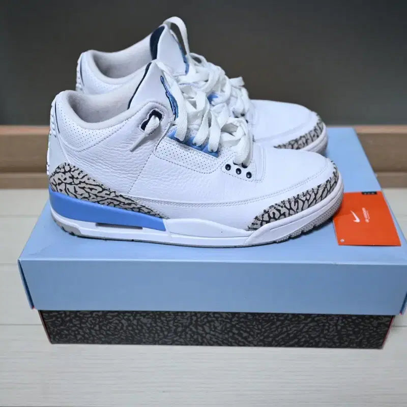 [BUNJANG] Nike Air Jordan 3 UNC Sneakers / 나이키 에어 조던3 레트로 UNC 2020 260 박스택 포함