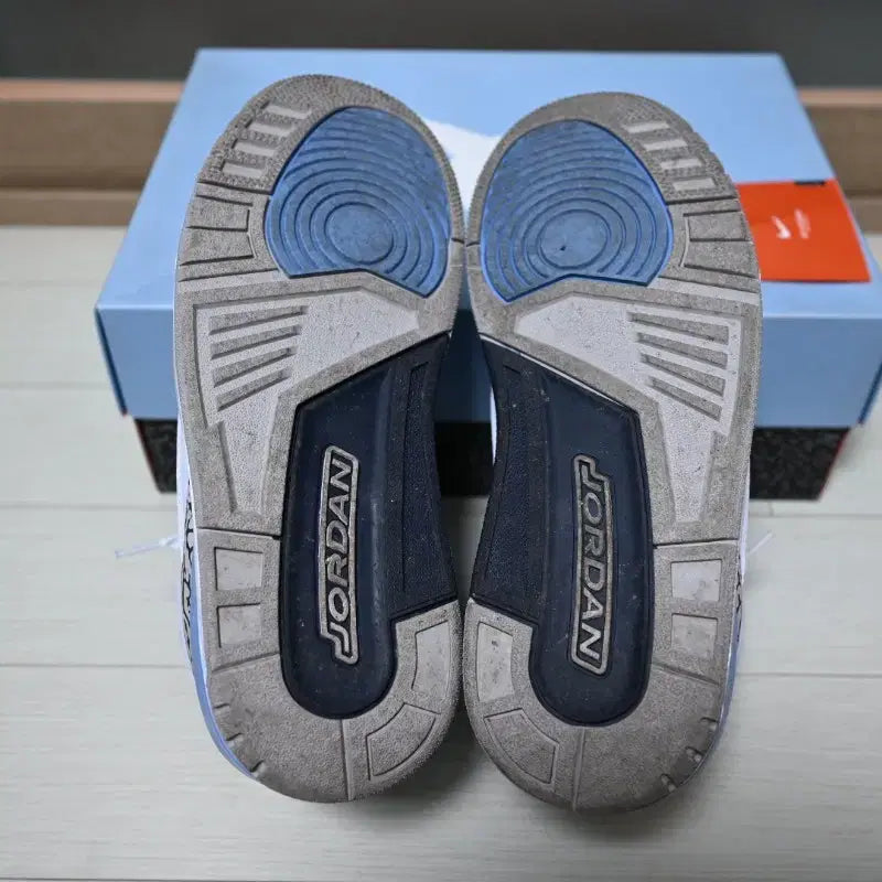 [BUNJANG] Nike Air Jordan 3 UNC Sneakers / 나이키 에어 조던3 레트로 UNC 2020 260 박스택 포함