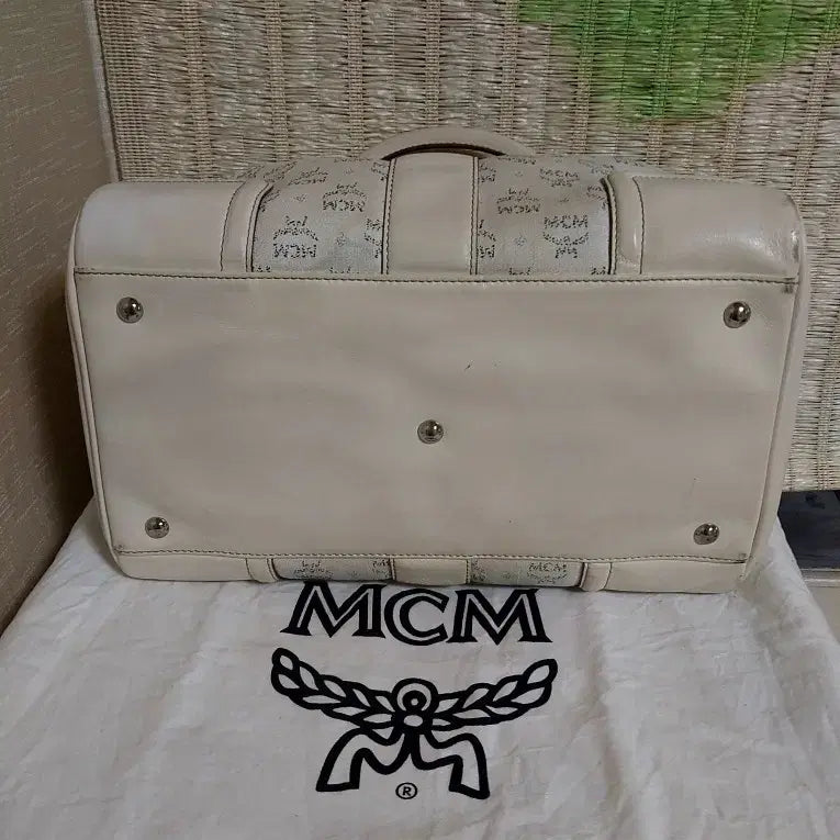 [BUNJANG] MCM Ivory Logo Tote Bag with Charm / 정품)MCM 아이보리 로고 토트백 +참장식