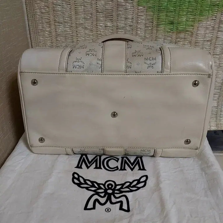 [BUNJANG] MCM Ivory Logo Tote Bag with Charm / 정품)MCM 아이보리 로고 토트백 +참장식