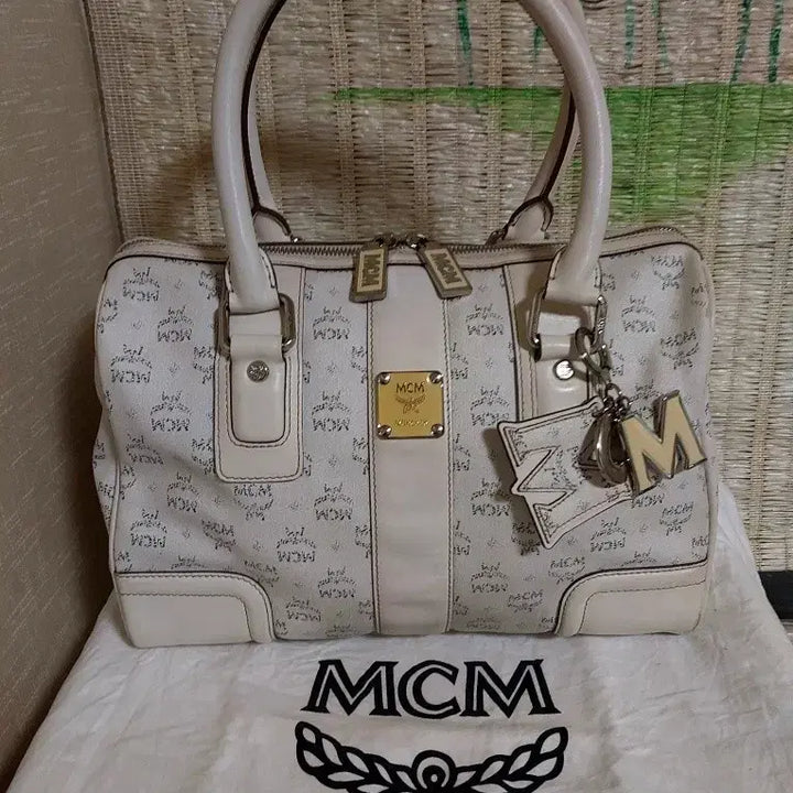 [BUNJANG] MCM Ivory Logo Tote Bag with Charm / 정품)MCM 아이보리 로고 토트백 +참장식
