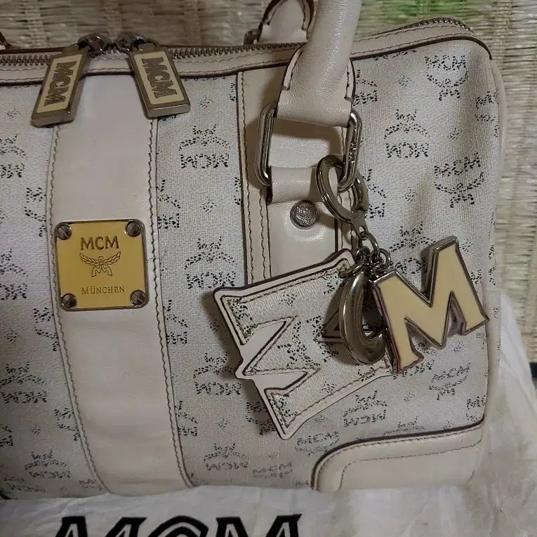[BUNJANG] MCM Ivory Logo Tote Bag with Charm / 정품)MCM 아이보리 로고 토트백 +참장식