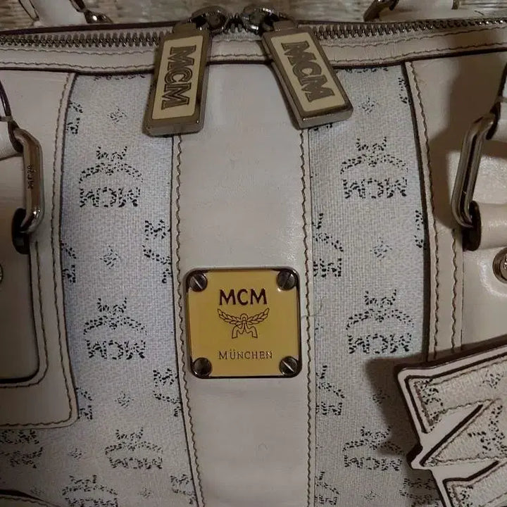 [BUNJANG] MCM Ivory Logo Tote Bag with Charm / 정품)MCM 아이보리 로고 토트백 +참장식