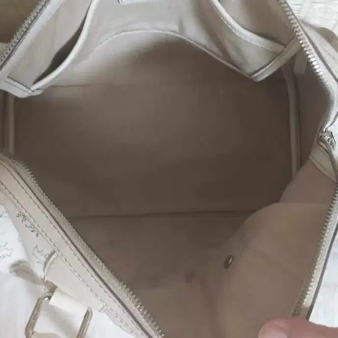 [BUNJANG] MCM Ivory Logo Tote Bag with Charm / 정품)MCM 아이보리 로고 토트백 +참장식
