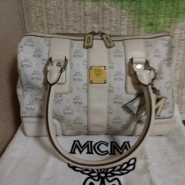 [BUNJANG] MCM Ivory Logo Tote Bag with Charm / 정품)MCM 아이보리 로고 토트백 +참장식