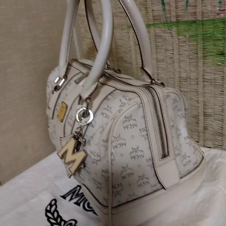 [BUNJANG] MCM Ivory Logo Tote Bag with Charm / 정품)MCM 아이보리 로고 토트백 +참장식