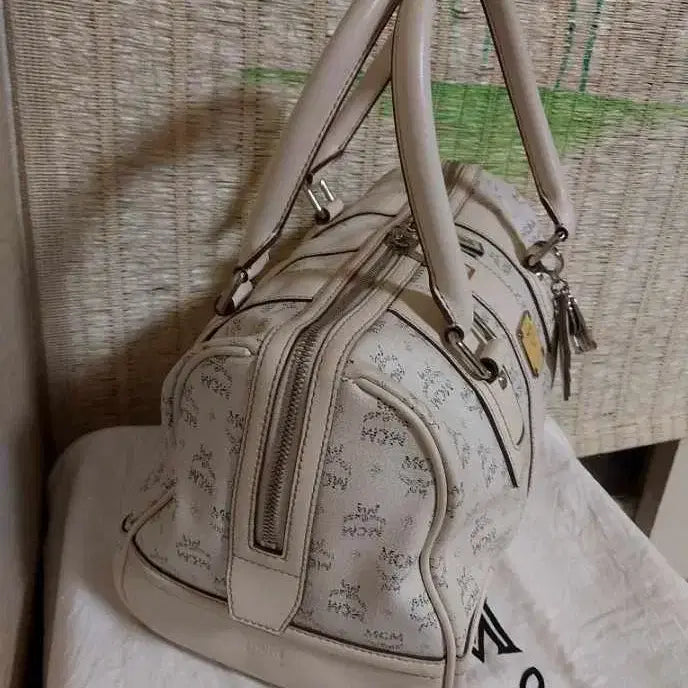 [BUNJANG] MCM Ivory Logo Tote Bag with Charm / 정품)MCM 아이보리 로고 토트백 +참장식