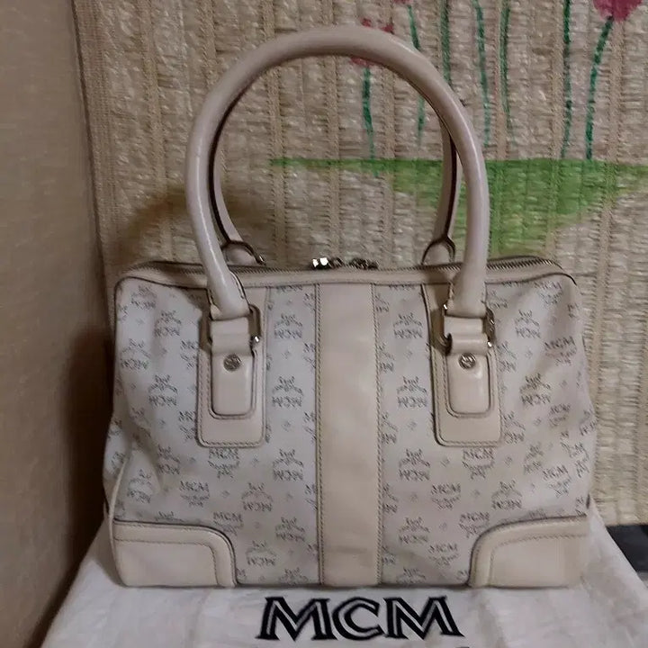 [BUNJANG] MCM Ivory Logo Tote Bag with Charm / 정품)MCM 아이보리 로고 토트백 +참장식
