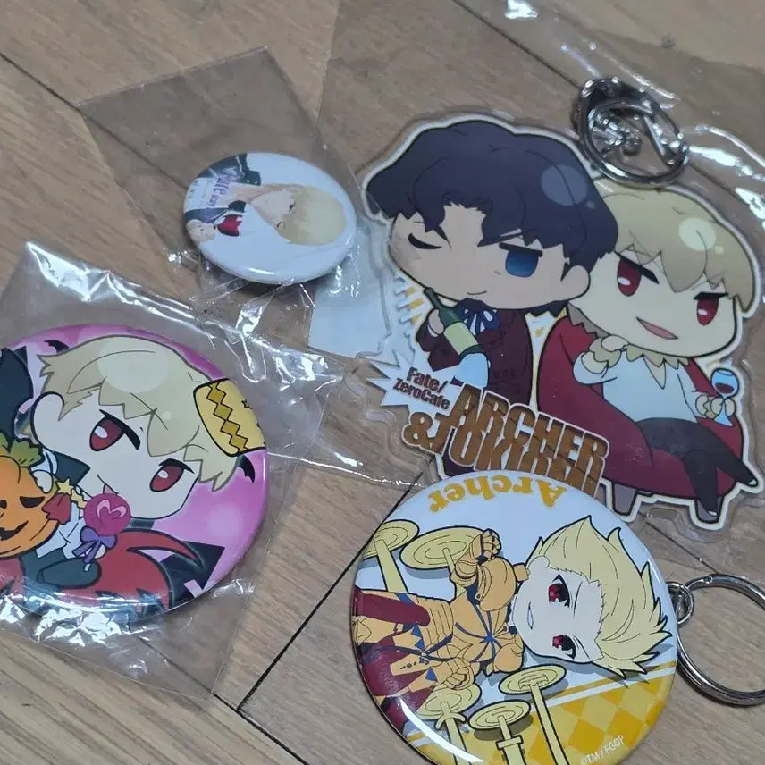 [BUNJANG] Fate Gilgamesh Badge and Acrylic Set / Fate 길가메쉬 길가메시 뱃지 및 아크릴 일괄 할로윈 유포테이블