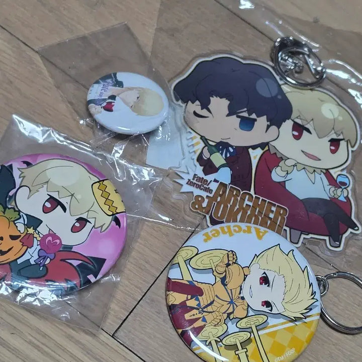 [BUNJANG] Fate Gilgamesh Badge and Acrylic Set / Fate 길가메쉬 길가메시 뱃지 및 아크릴 일괄 할로윈 유포테이블