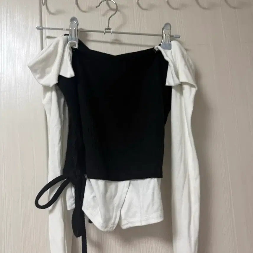 [BUNJANG] Hypnotic Color Block Off-Shoulder Blouse / 히프나틱 배색 오프숄더 블라우스 셔츠 롱슬리브