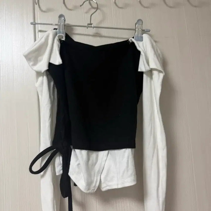 [BUNJANG] Hypnotic Color Block Off-Shoulder Blouse / 히프나틱 배색 오프숄더 블라우스 셔츠 롱슬리브