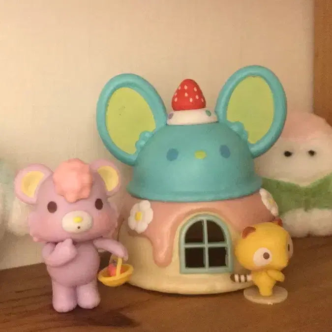 [BUNJANG] Sanrio My Melody &amp; Kitty Strawberry House with Figurines / 레어!!! 일본 고전풍 마이멜로디 키티 플랫 쥐 너구리 고양이 딸기하우스