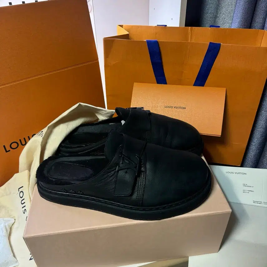 [SOLD OUT] [정품 , 24년도 구매] 루이비통 LV 이지 뮬 시어링 블랙