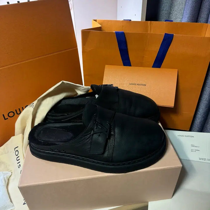 [SOLD OUT] [정품 , 24년도 구매] 루이비통 LV 이지 뮬 시어링 블랙