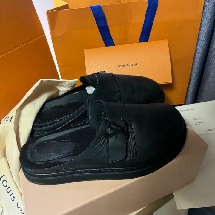 [SOLD OUT] [정품 , 24년도 구매] 루이비통 LV 이지 뮬 시어링 블랙
