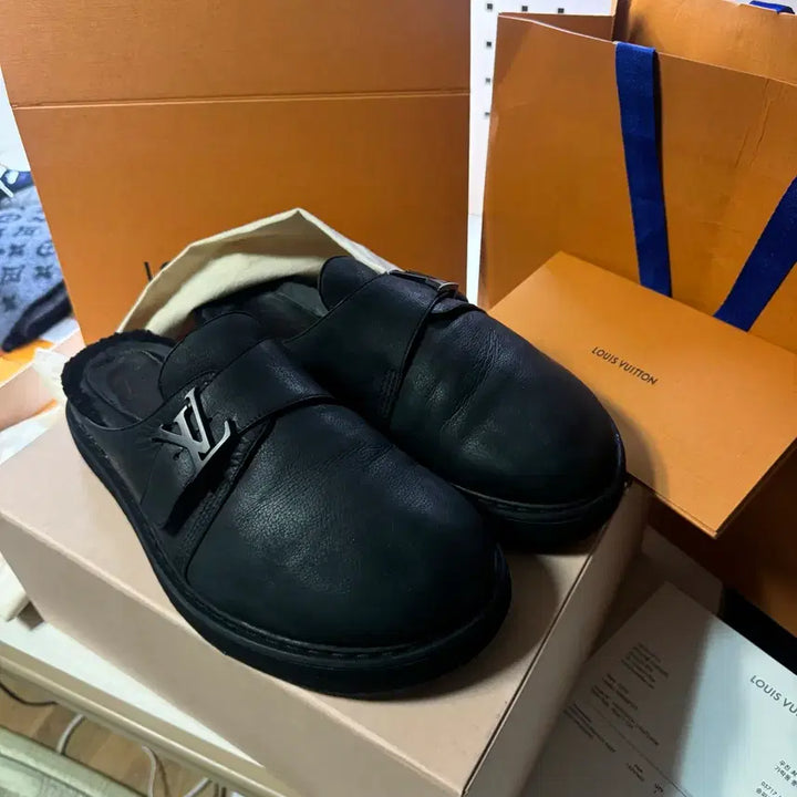 [SOLD OUT] [정품 , 24년도 구매] 루이비통 LV 이지 뮬 시어링 블랙