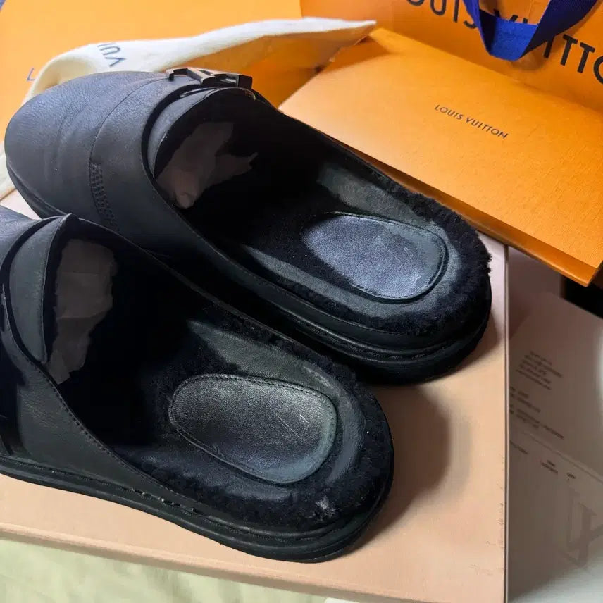 [SOLD OUT] [정품 , 24년도 구매] 루이비통 LV 이지 뮬 시어링 블랙