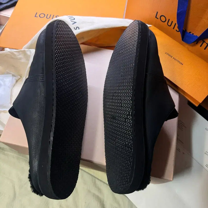 [SOLD OUT] [정품 , 24년도 구매] 루이비통 LV 이지 뮬 시어링 블랙