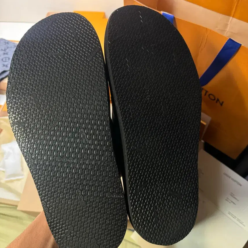 [SOLD OUT] [정품 , 24년도 구매] 루이비통 LV 이지 뮬 시어링 블랙