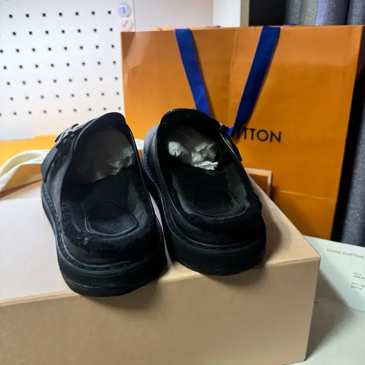 [SOLD OUT] [정품 , 24년도 구매] 루이비통 LV 이지 뮬 시어링 블랙