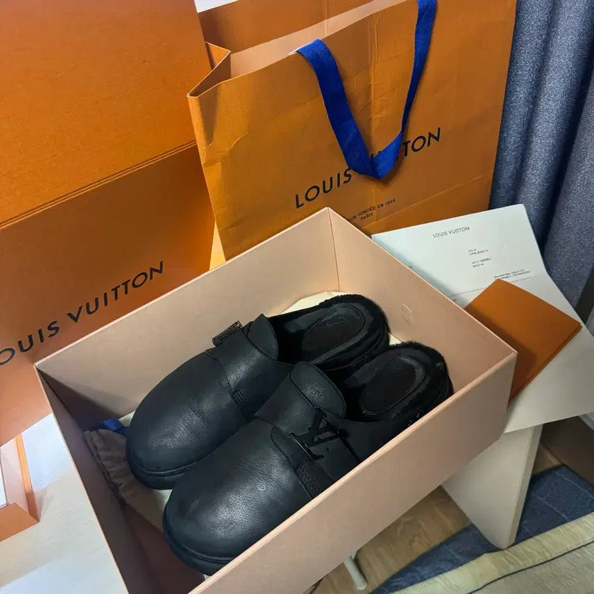 [SOLD OUT] [정품 , 24년도 구매] 루이비통 LV 이지 뮬 시어링 블랙