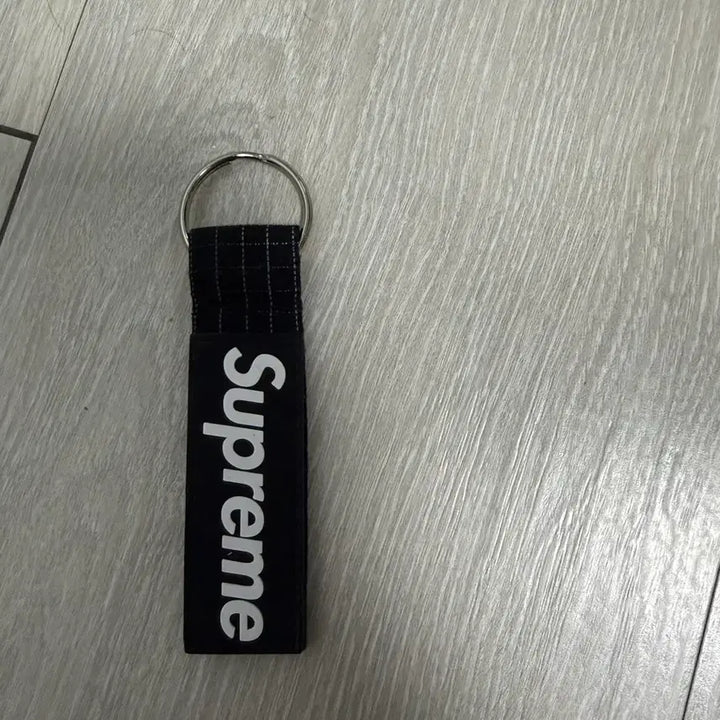 [SOLD OUT] 슈프림 립스탑 키체인 블랙 - 24SS