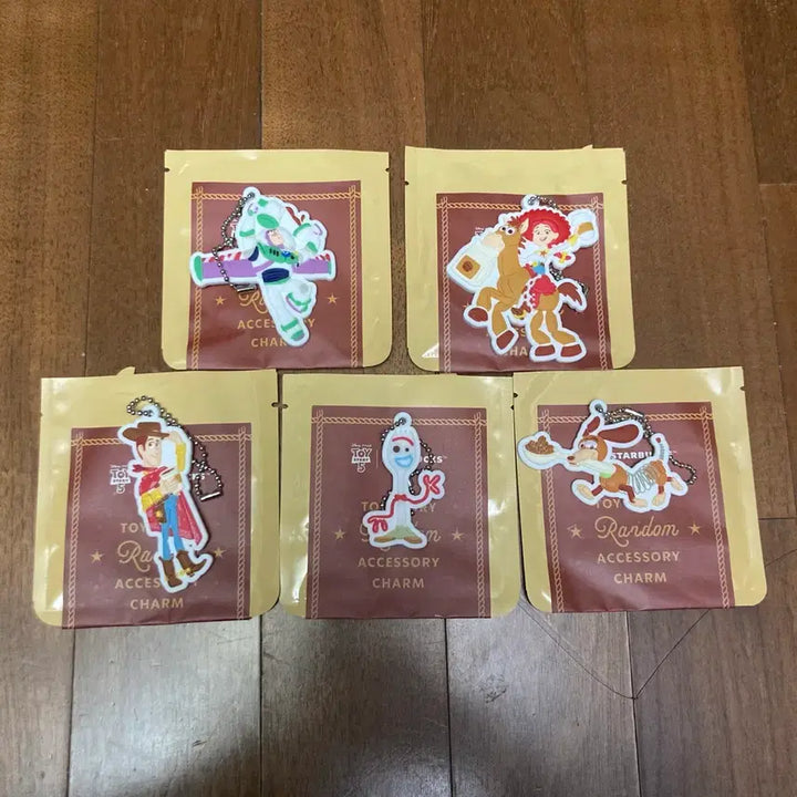 [SOLD OUT] 스타벅스 토이스토리 랜덤 악세서리 참 버즈, 포키, 우디, 슬링키, 제시