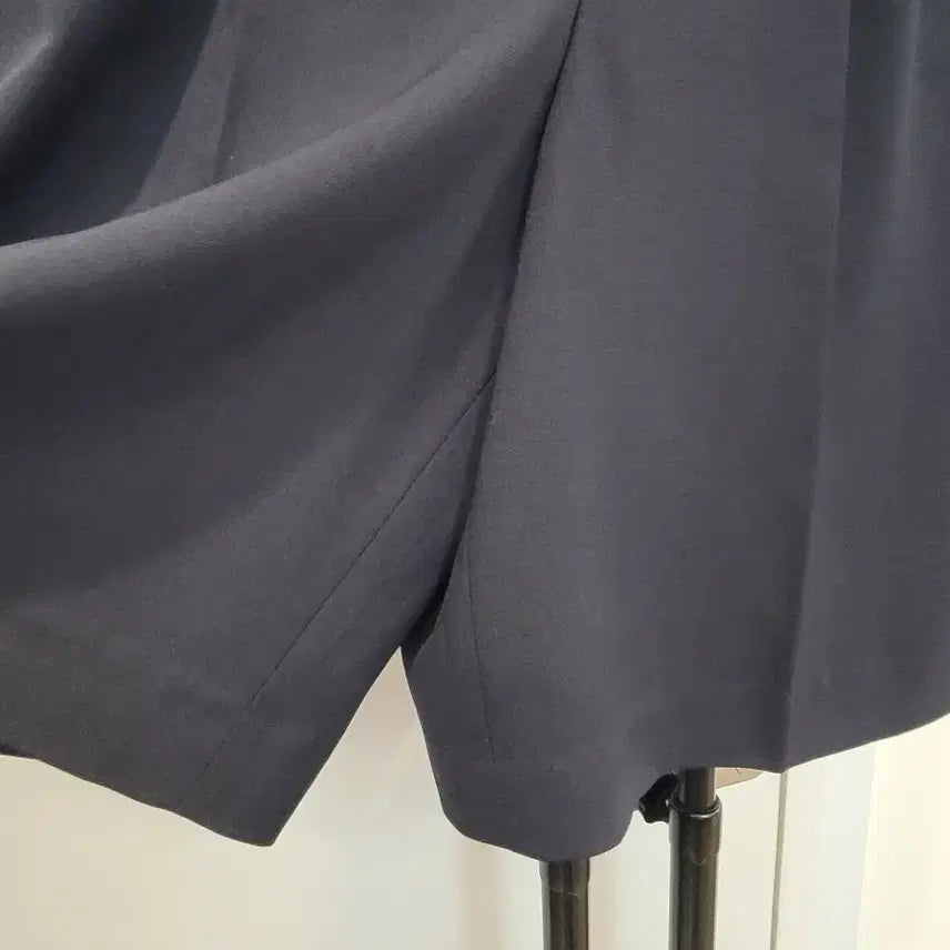 [BUNJANG] Morgan Navy Two-Tuck Wide Bermuda Shorts Size 66 / 모르간 네이비 투턱 와이드 반바지 버뮤다팬츠 66사이즈